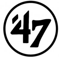 '47 más logotipo