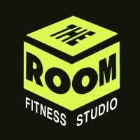 THE ROOM FITNESS STUDIO MÁS LOGOTIPO