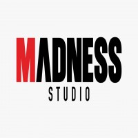 MADNESS STUDIO MÁS LOGOTIPO